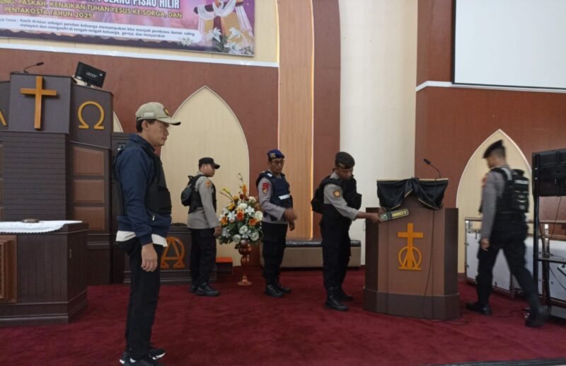 Jum'at Agung, Puluhan Personil Polres Pulpis Jaga Gereja di Kabupaten Pulang Pisau