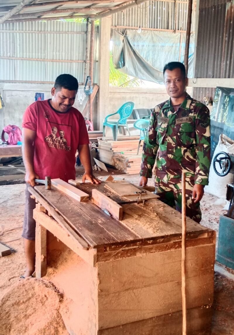 Anggota Koramil 1208-05/Pemangkat Komsos Kepada Warga Yang Berberprofesi Sebagai Tukang Mebel Kayu