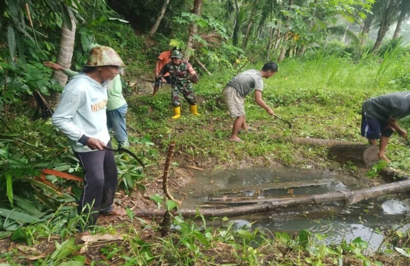 Rawat Ketersediaan Air, Babinsa Desa Serang Bersama Warga Gotong Royong Bersihkan Sumber Air Pertanian