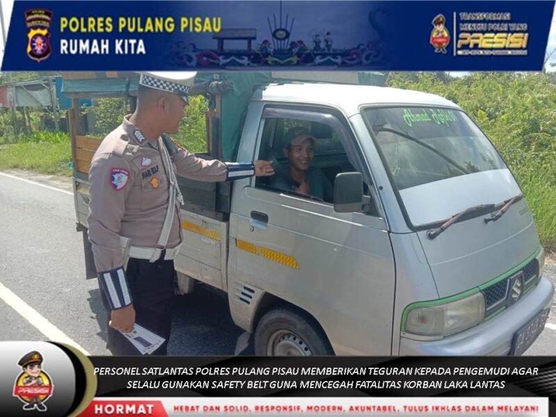 Anggota Satlantas Polres Pulang Pisau Memberi Teguran Kepada Pengemudi Yang Tidak Menggunakan Sabuk Pengaman dengan baik