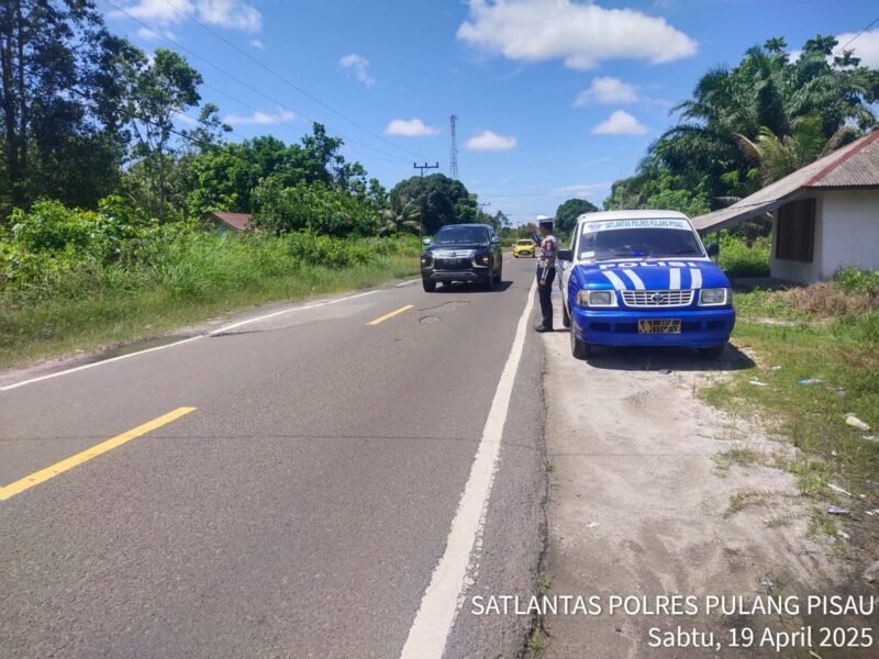 Sat Lantas Polres Pulang Pisau Patroli Kibas Bendera di Daerah Rawan Laka dan Macet