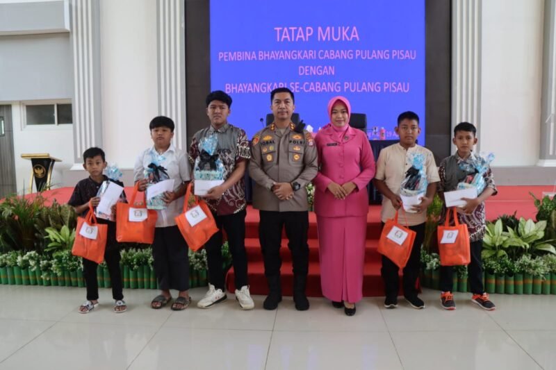 Kapolres dan Ketua Bhayangkari Cabang Pulang Pisau Beri Tali Asih kepada Warakawuri dan Anak Disabilitas
