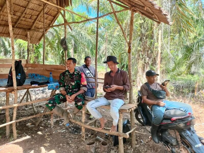 Manfaatkan Waktu Istirahat Personel Kodim 1009/Tanah Duduk Bersama Masyarakat Di Wilayah Binaan Lebih