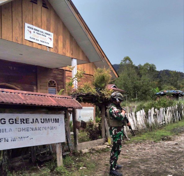 Satgas Yonif 611/Awang Long Rayakan Hari Paskah Bersama Warga di Distrik Jila