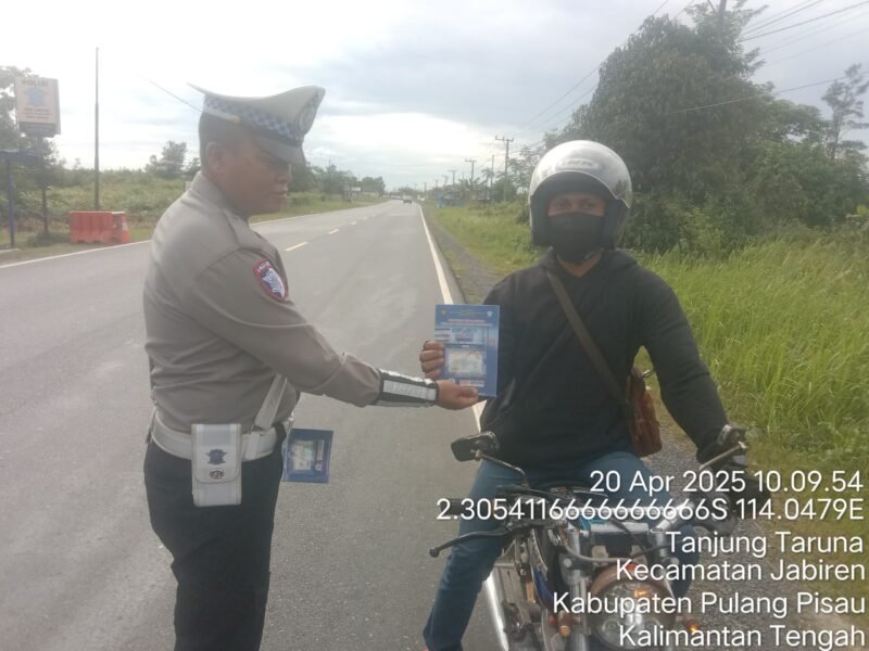 Pembagian Brosur Kamseltibcarlantas kepada Pengguna Jalan