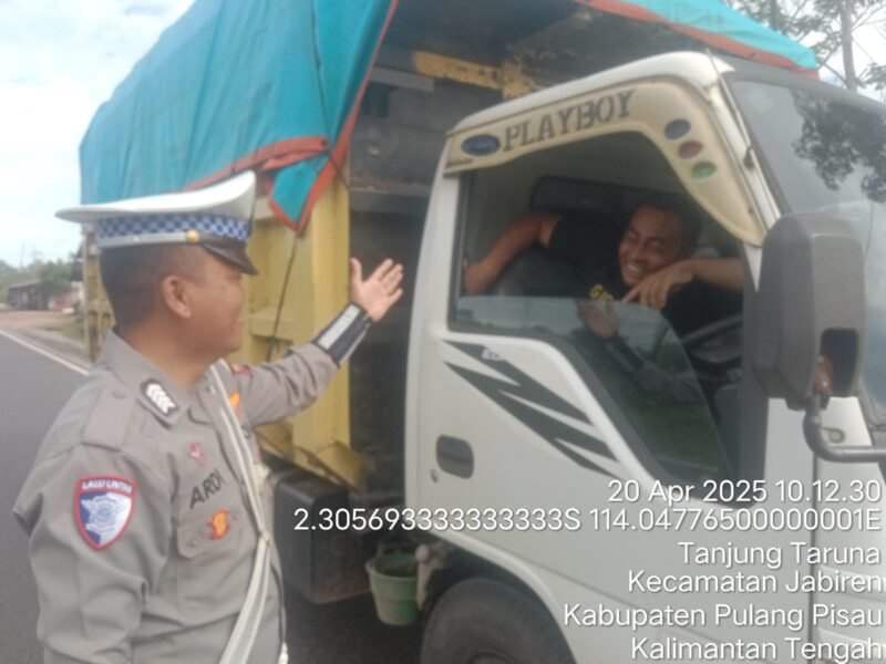 Anggota Satlantas Polres Pulang Pisau Memberi Teguran Kepada Pengemudi Yang Tidak Menggunakan Sabuk Pengaman dengan baik