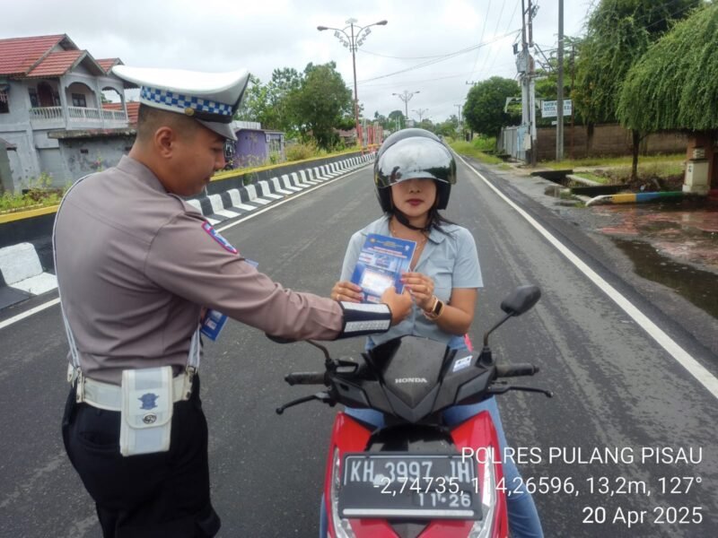 Personel Lantas Memberikan Himbauan Dan Pembagian Brosur Kamseltibcarlantas