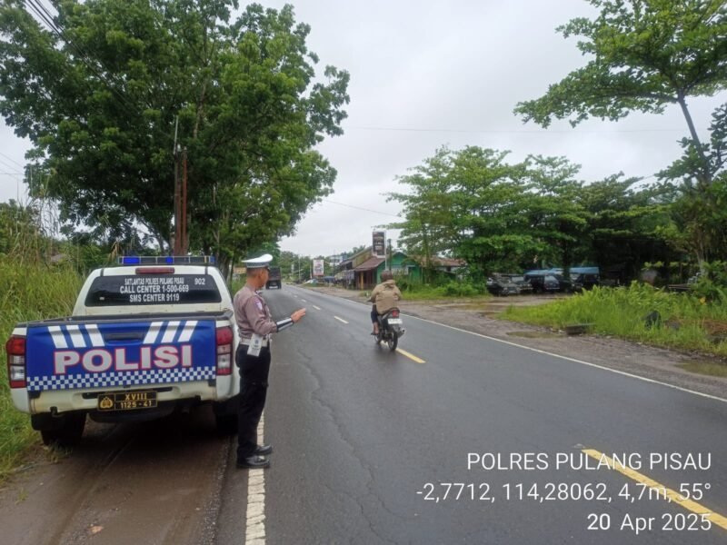 Sat Lantas Polres Pulang Pisau Patroli Kibas Bendera di Daerah Rawan Laka dan Macet