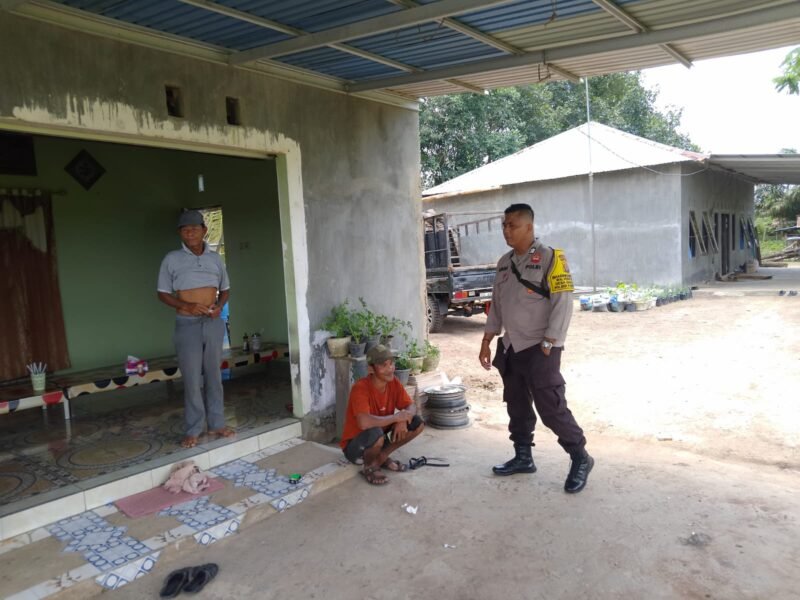 Bhabinkamtibmas sambang dan memberikan himbauan kamtibmas Kepada warga Desa Gadabung