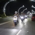 Naik Sepeda Motor Kapolres Pulang Pisau Patroli ke Gereja dan Makam, Pastikan Umat Nasrani Aman dan Tenang di Malam Perayaan Paskah