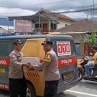 Foto : Dua Anggota Polsek Pujon Polres Batu, Lakukan Bansos pada Disabilitas Warga Pujon Kabupaten Malang.