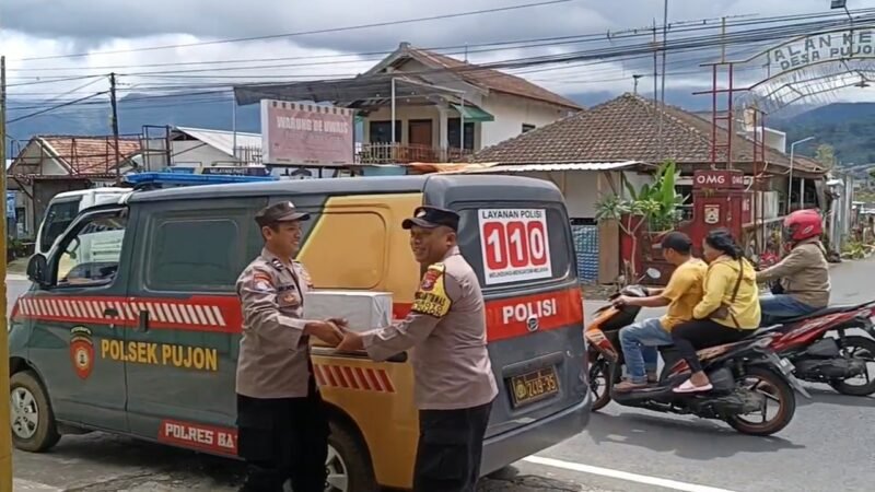 Foto : Dua Anggota Polsek Pujon Polres Batu, Lakukan Bansos pada Disabilitas Warga Pujon Kabupaten Malang.