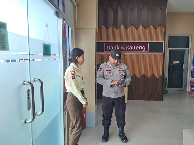 Kanit Binkamsa Sat Binmas Polres Pulang Pisau Sambangi kantor Bank Kalteng