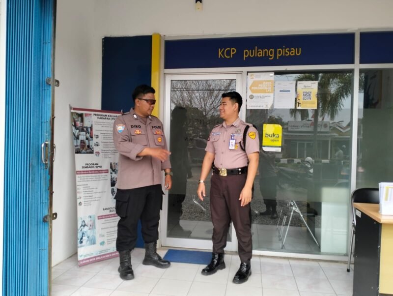 Kanit Binkamsa Sat Binmas Polres Pulang Pisau Sambangi kantor Bank Mandiri