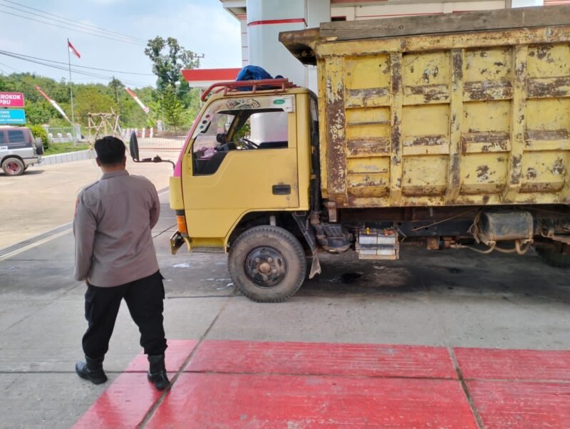 Tingkatkan Patroli Sambang SPBU Sat Binmas Polres Sampaikan Pesan kamtibmas