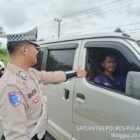 Anggota Satlantas Polres Pulang Pisau Memberi Teguran Kepada Pengemudi Yang Tidak Menggunakan Sabuk Pengaman dengan baik
