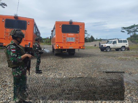 Satgas Yonif 611/Awang Long Pengamanan Dan Pengawalan Tranportasi Masyarakat Sedang Berduka