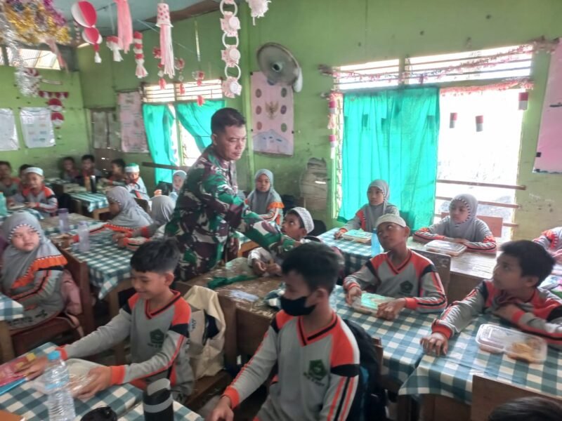 Sinergi TNI dan Pemda HST: Babinsa Dampingi Pelaksanaan MBG untuk Gizi Anak