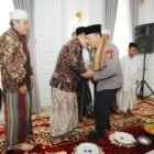 Momen, Kapolri Silaturahmi ke Dewan Sepuh hingga Resmikan Pondok Pesantren