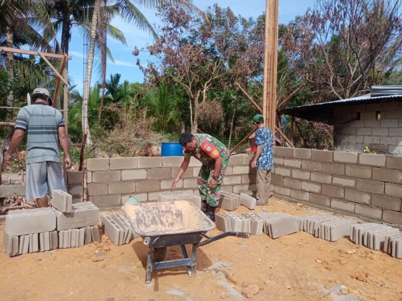 Jalin Keakraban Anggota, Koramil 06/Selakau Bantu Warga Bangun Rumah