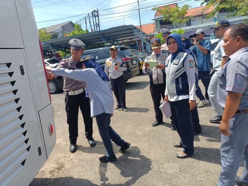 Satlantas Polres Sampang Bersama LLAJ Bangkalan dan Dishub Ramp Check, Kendaraan Angkutan Umum di Terminal Trunojoyo Sampang