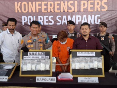 Satresnarkoba Polres Sampang Tangkap Kurir Narkoba, 938,73 Gram Sabu Disita