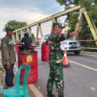 Personel Kodim 1009/Tla Bantu Atur Lalu Lintas Yang Macet Di Wilayah Desa Binaan Akibat Kerusakan Jembatan
