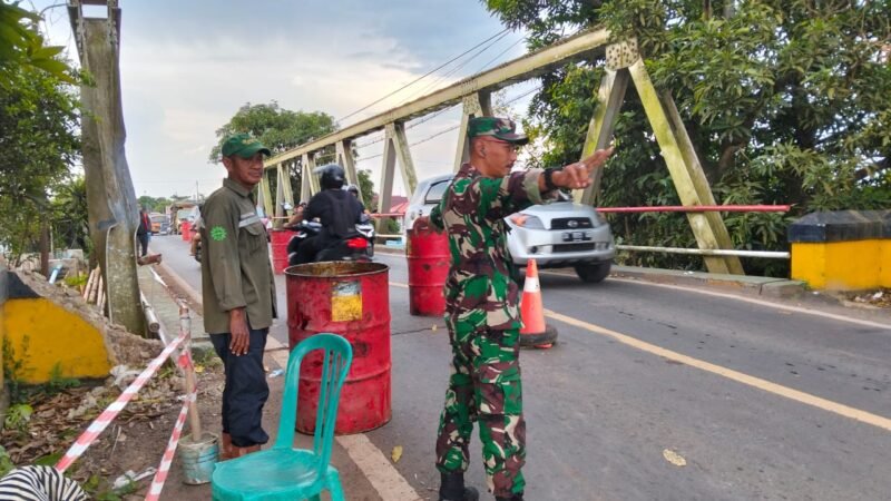 Personel Kodim 1009/Tla Bantu Atur Lalu Lintas Yang Macet Di Wilayah Desa Binaan Akibat Kerusakan Jembatan