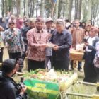 Foto: Wakil Walikota Batu H.Heli Suyanto,SH.MH., Kades Oro Oro Ombo Wiweko dan Anggota Lembaga Adat Setiya Tuhu Manunggal Jati Batu.