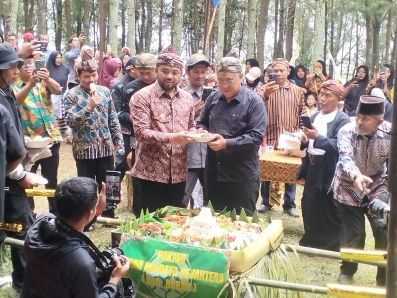 Foto: Wakil Walikota Batu H.Heli Suyanto,SH.MH., Kades Oro Oro Ombo Wiweko dan Anggota Lembaga Adat Setiya Tuhu Manunggal Jati Batu.