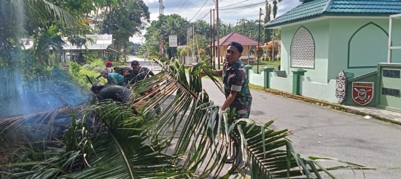 Koramil 1002-02/Batang Alai Utara Giatkan Kurve Kebersihan Pangkalan
