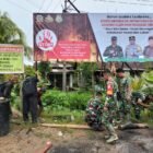 Cegah Karhutla Anggota Koramil 02/Sejangkung Bersama Pemerintah Desa Pasang Spanduk Himbauan Larangan Membakar Hutan