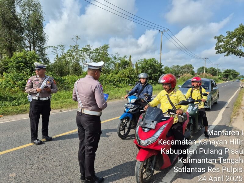 Sat Lantas Polres Pulang Pisau Laksanakan Himbauan Kamseltibcarlantas Secara Humanis untuk Cegah Kecelakaan