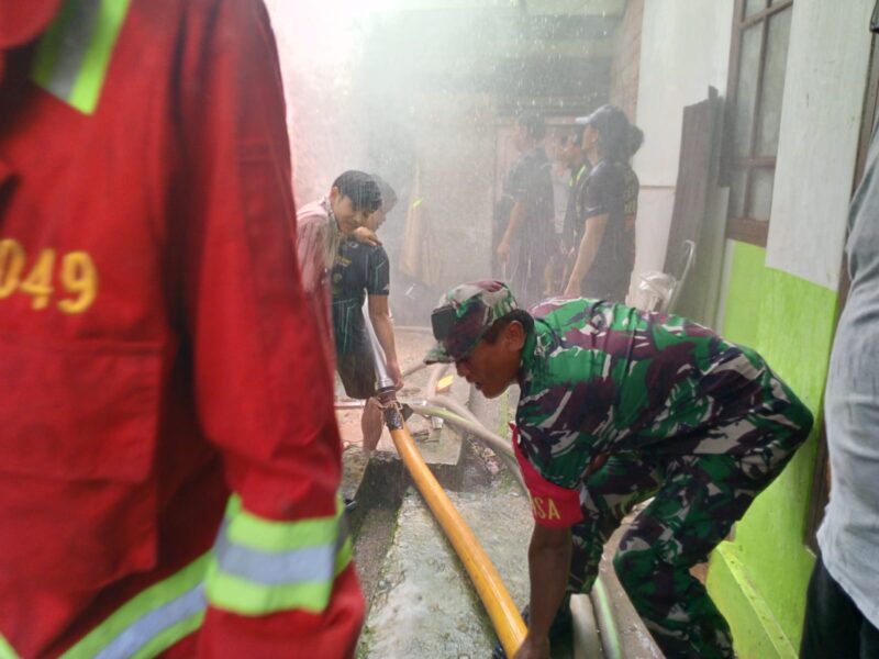 Respons Cepat Babinsa Koramil 1008-06/Banua Lawas Saat Kebakaran di Desa Pematang