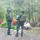 Jalin Kebersamaan, Satgas Yonif 611/Awang Long, Komsos Sekaligus Berbagi Makanan