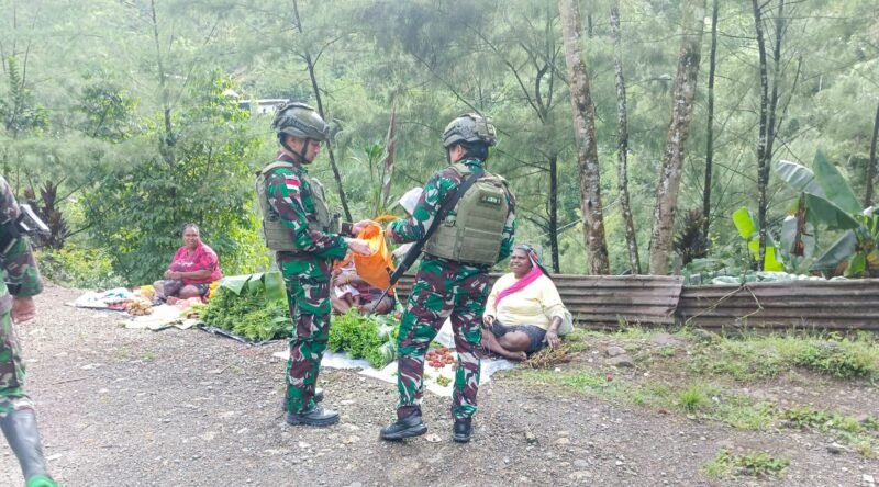 Jalin Kebersamaan, Satgas Yonif 611/Awang Long, Komsos Sekaligus Berbagi Makanan