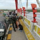 Jaga Keindahan Jembatan Babinsa Bersama Polsek Tekarang Dan Warga Laksanakan Bersih Bersih Di JSSB