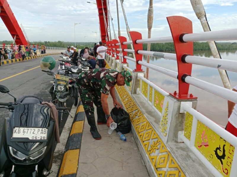 Jaga Keindahan Jembatan Babinsa Bersama Polsek Tekarang Dan Warga Laksanakan Bersih Bersih Di JSSB
