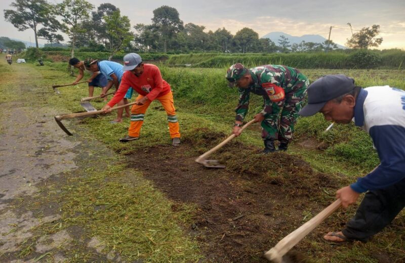 Eratkan Kebersamaan Warga, Babinsa Kaweron Gotong Royong Bersihkan Lingkungan