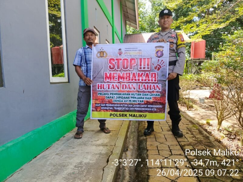 Menggunakan Spanduk Tentang Larangan Karhutla Upaya Cegah Karhutla Oleh Personil Polsek Maliku