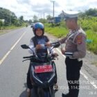 Pembagian Brosur Kamseltibcarlantas kepada Pengguna Jalan