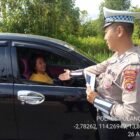 Anggota Satlantas Polres Pulang Pisau Memberi Teguran Kepada Pengemudi Yang Tidak Menggunakan Sabuk Pengaman dengan baik