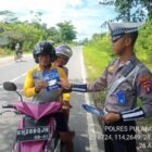 Pembagian Brosur Kamseltibcarlantas kepada Pengguna Jalan