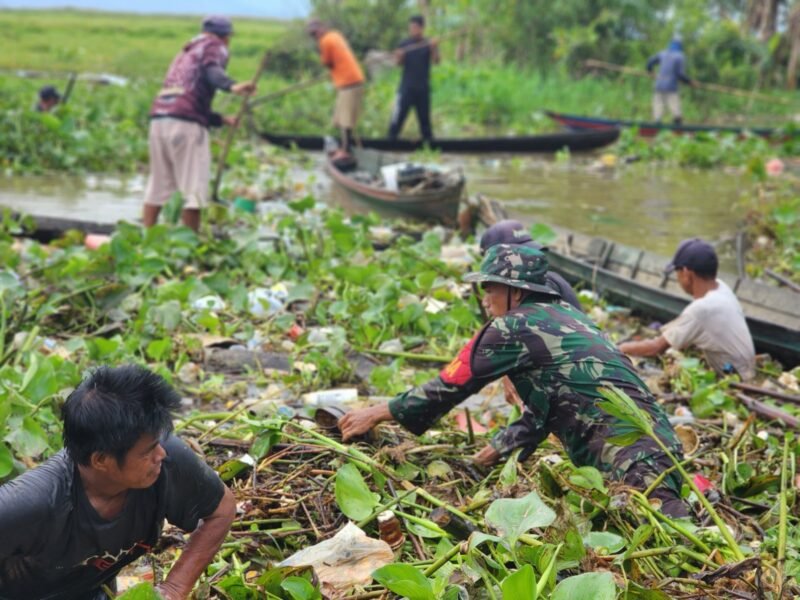 Foto: tni turun tangan bersih bersih sampah di sungai