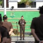 Kajati Jatim Dr. Kuntadi Pimpin Apel, Pagi Perdana di Kantor Kejati Jatim