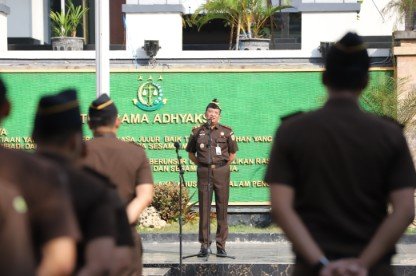 Kajati Jatim Dr. Kuntadi Pimpin Apel, Pagi Perdana di Kantor Kejati Jatim