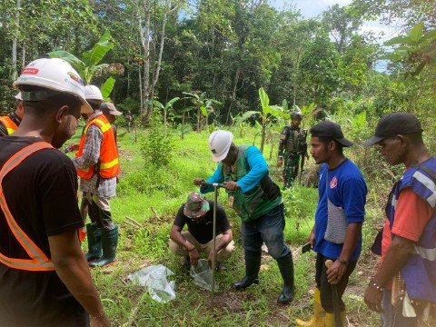 Satgas Yonif 611/Awang Long Dampingi Survei Lokasi, Kolam di Kampung Nayaro