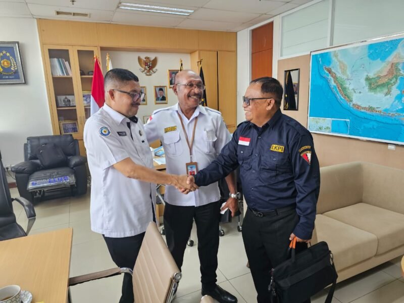 AUDIENSI LKPI KALBAR DENGAN DIRJEN PSDKP KKP RI BAHAS MASALAH NELAYAN DAN PENGAWASAN KAPAL CANTRANG