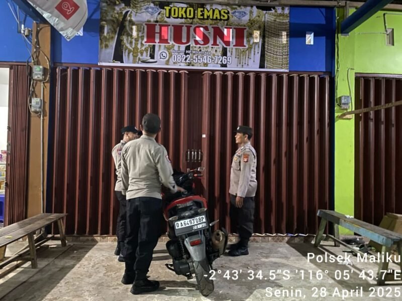 Sambangi Lingkungan Pertokoan, Personel Patroli Polsek Maliku Pastikan Situasi Sekitar Kondusif