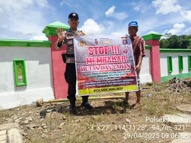 Menggunakan Spanduk Tentang Larangan Karhutla Upaya Cegah Karhutla Oleh Personil Polsek Maliku